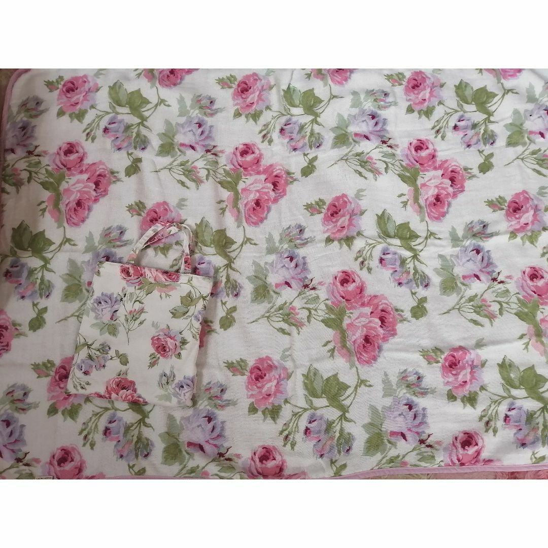 LAURA ASHLEY(ローラアシュレイ)の洋 様専用　ローラアシュレイガーゼハーフケット インテリア/住まい/日用品の寝具(その他)の商品写真