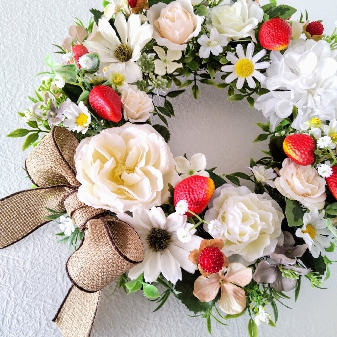 いちごと白いお花のフラワーリース  リース  苺  フラワーリース  造花 ハンドメイドのフラワー/ガーデン(リース)の商品写真