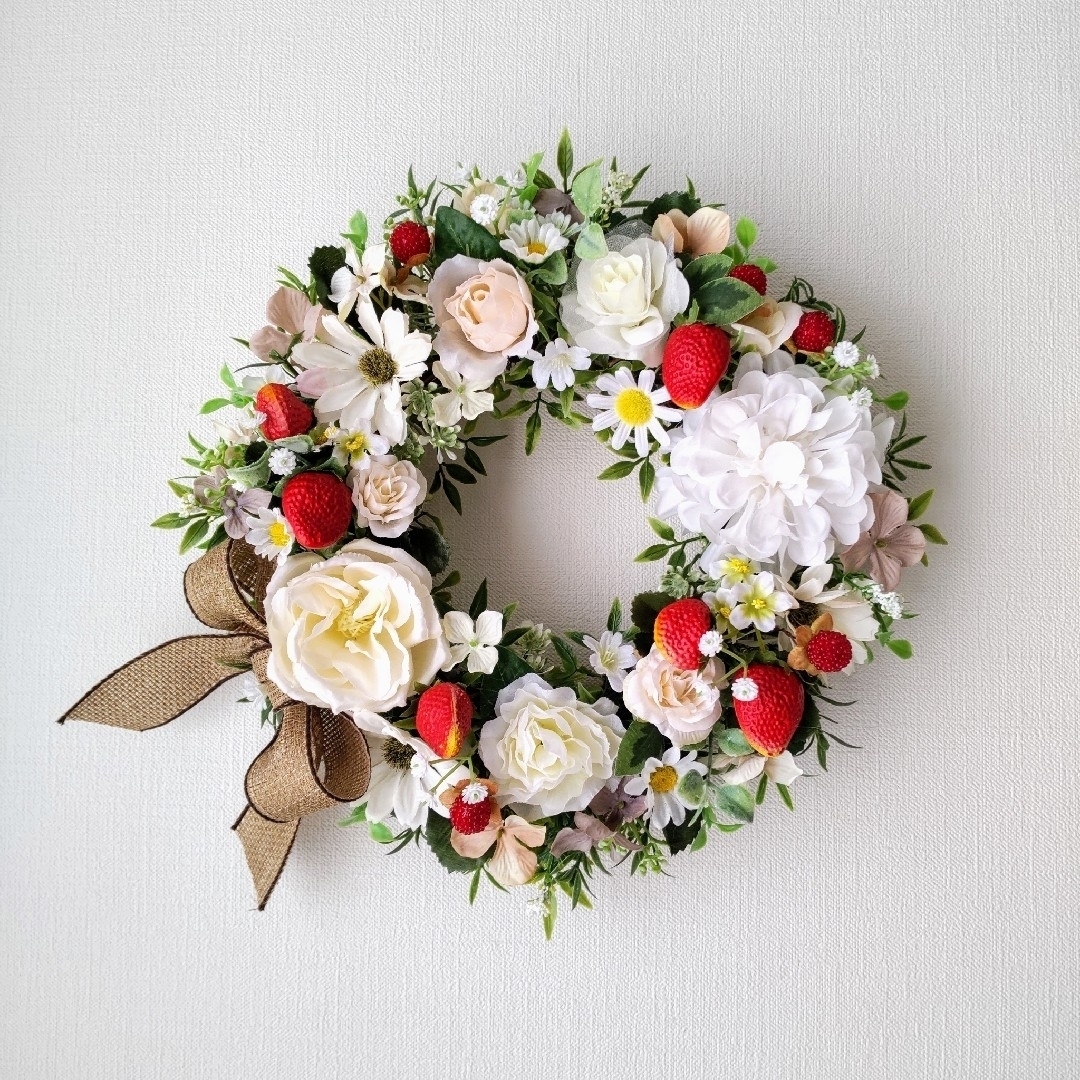 いちごと白いお花のフラワーリース  リース  苺  フラワーリース  造花 ハンドメイドのフラワー/ガーデン(リース)の商品写真
