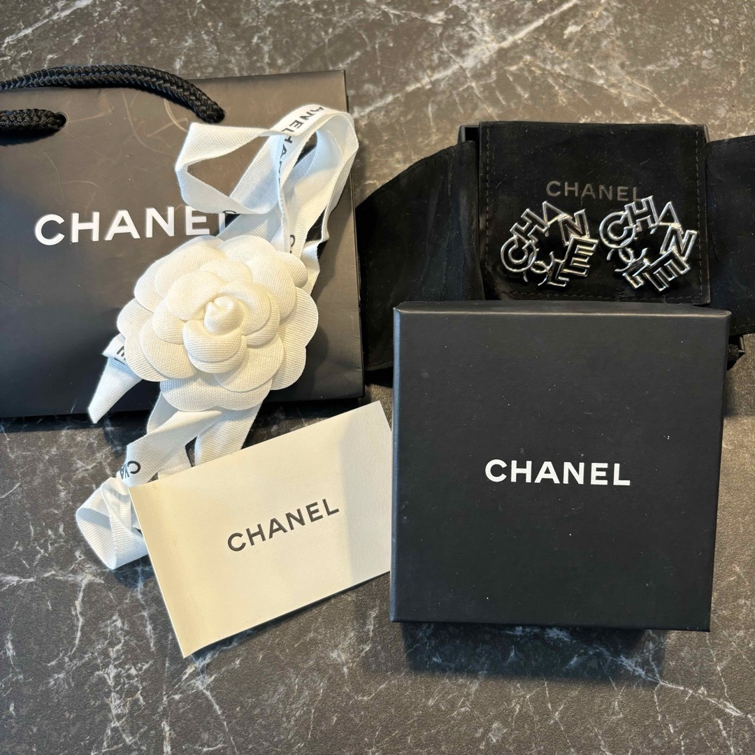 CHANEL(シャネル)のCHANEL ピアス　シルバー　アルファベット　ロゴ レディースのアクセサリー(ピアス)の商品写真