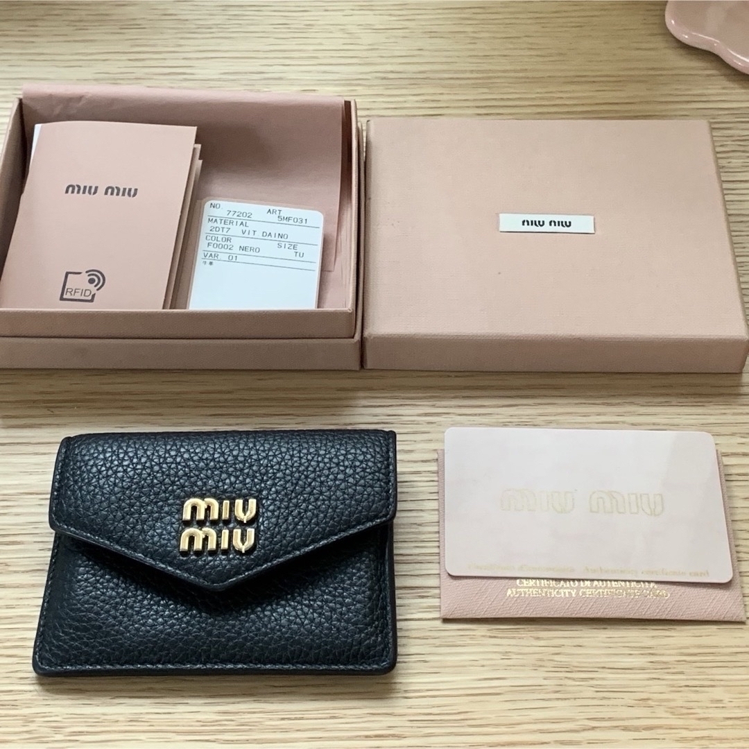 miumiu(ミュウミュウ)の【くろ様専用】miumiu ヴィッテロダイノレザー カードケース レディースのファッション小物(財布)の商品写真