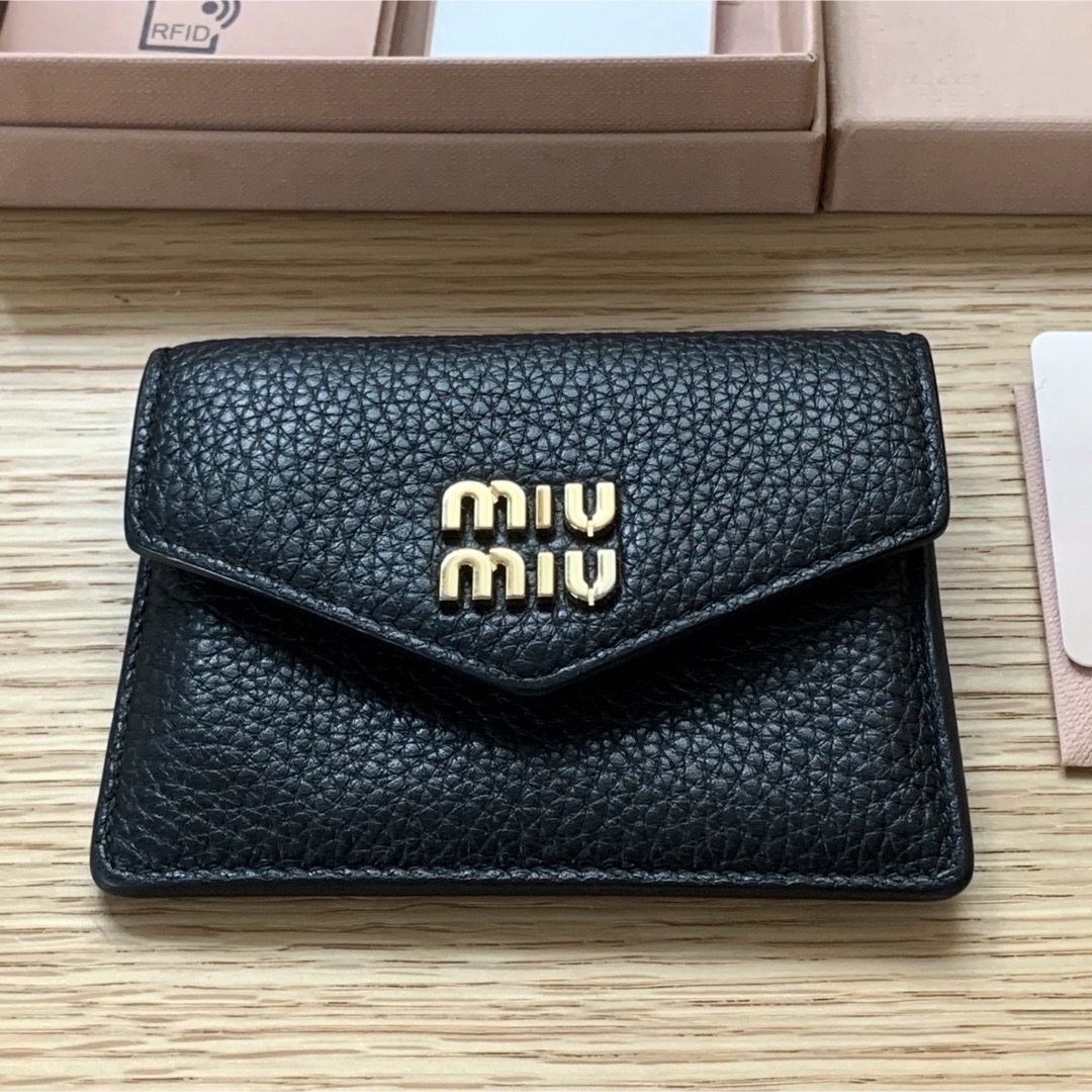 miumiu(ミュウミュウ)の【くろ様専用】miumiu ヴィッテロダイノレザー カードケース レディースのファッション小物(財布)の商品写真