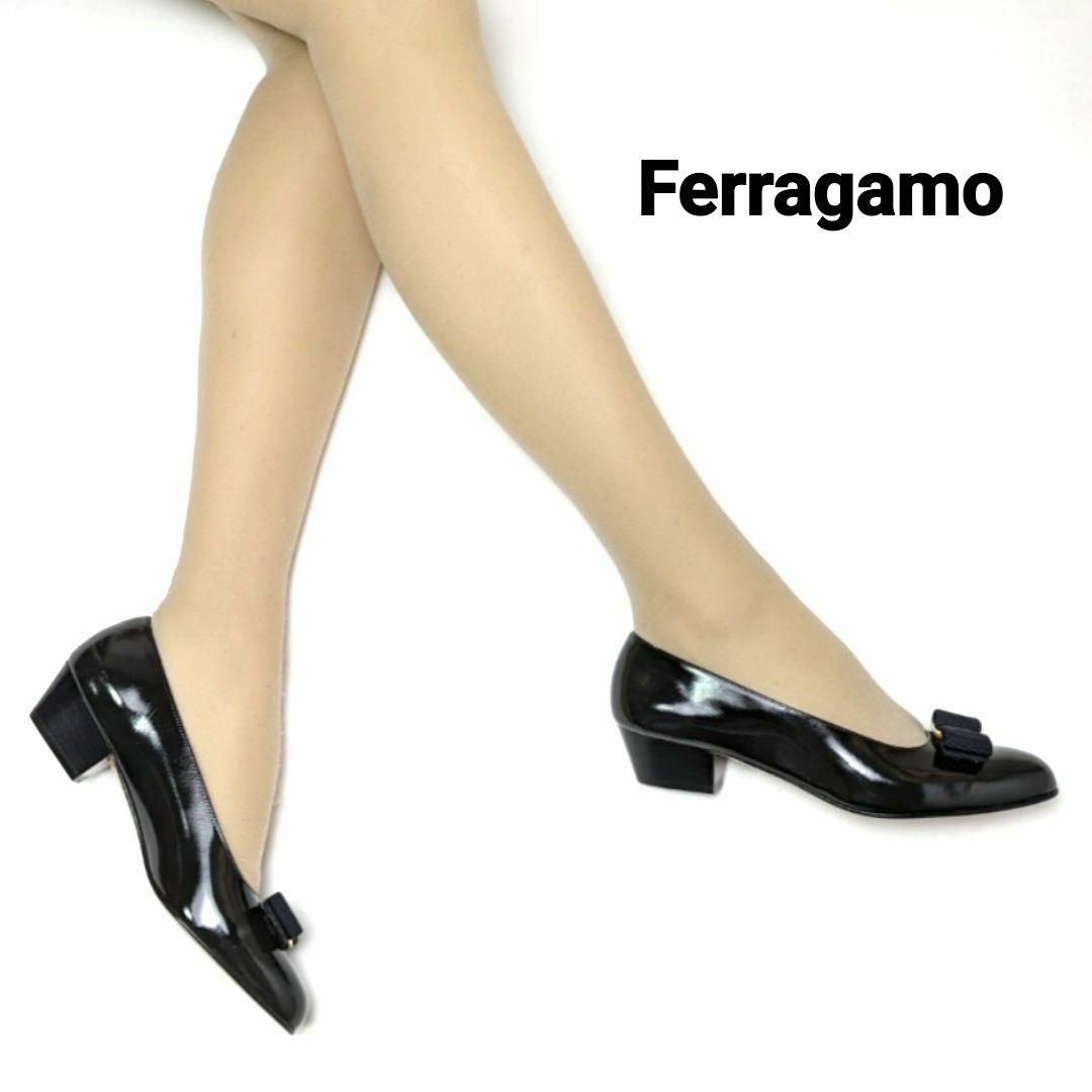 Salvatore Ferragamo(サルヴァトーレフェラガモ)の新品そっくりさん⭐フェラガモFerragamoヴァラVARA深緑パテント5.5C レディースの靴/シューズ(ハイヒール/パンプス)の商品写真