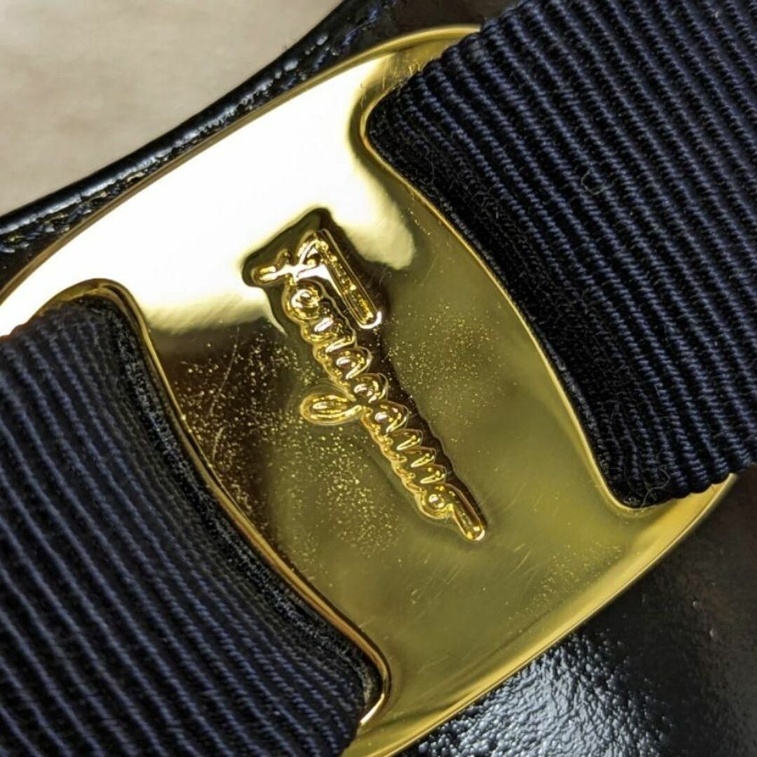 Salvatore Ferragamo(サルヴァトーレフェラガモ)の新品そっくりさん⭐フェラガモFerragamoヴァラVARA深緑パテント5.5C レディースの靴/シューズ(ハイヒール/パンプス)の商品写真