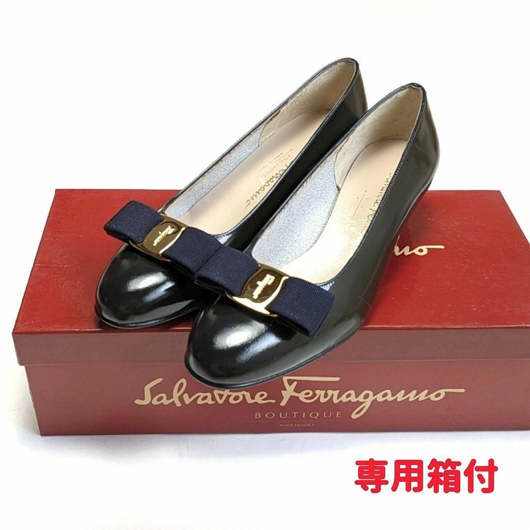 Salvatore Ferragamo(サルヴァトーレフェラガモ)の新品そっくりさん⭐フェラガモFerragamoヴァラVARA深緑パテント5.5C レディースの靴/シューズ(ハイヒール/パンプス)の商品写真