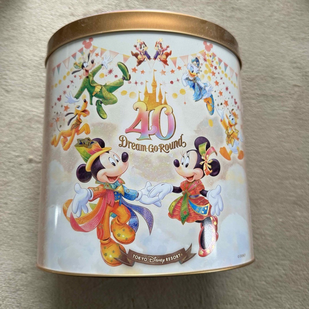 Disney(ディズニー)の【 東京ディズニーリゾート40周年 】チョコレートクランチ缶 エンタメ/ホビーのおもちゃ/ぬいぐるみ(キャラクターグッズ)の商品写真