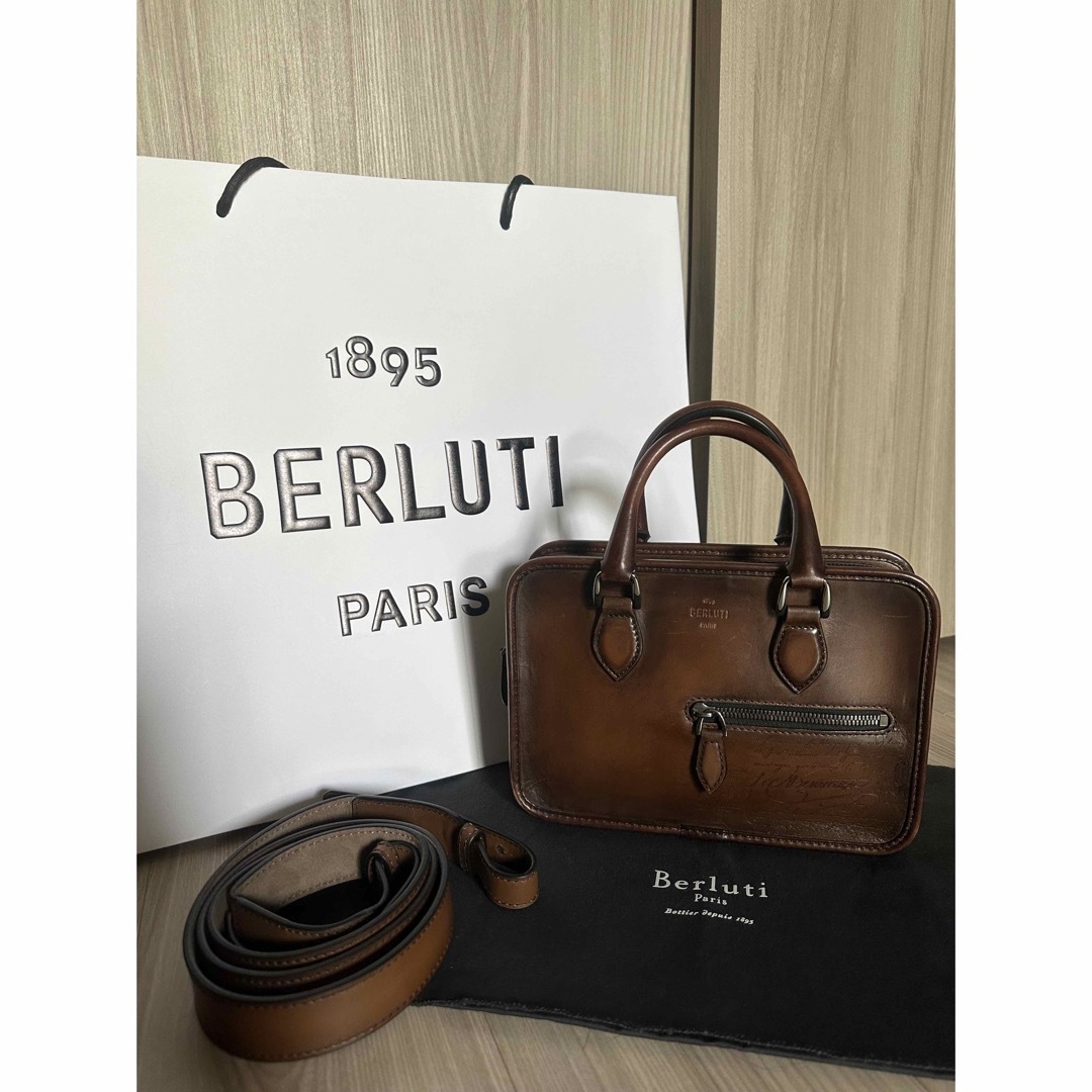 Berluti(ベルルッティ)の定価40,8万 ベルルッティ アンジュール ガリバー ショルダーバッグ ブラウン メンズのバッグ(ショルダーバッグ)の商品写真