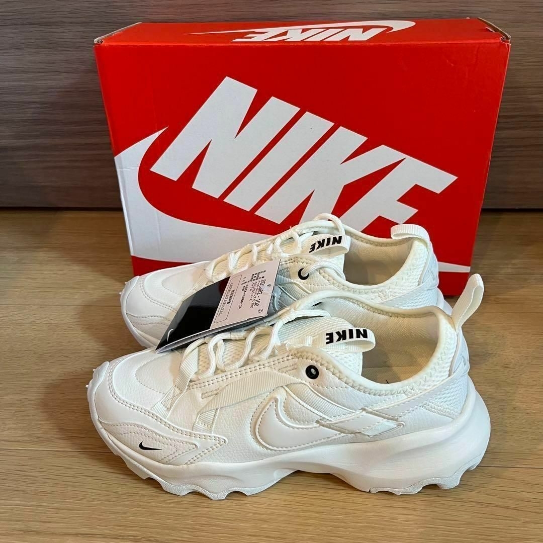 NIKE(ナイキ)の新品・未使用　NIKE　W TC7900 SAIL DD9682-100 ナイキ レディースの靴/シューズ(スニーカー)の商品写真