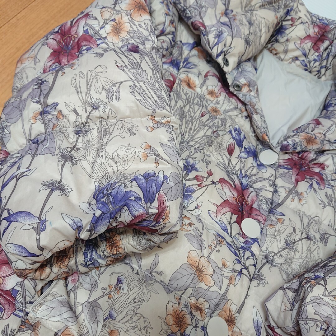 DoCLASSE(ドゥクラッセ)の可憐な花柄ダウンコート　美品　ベージュ レディースのジャケット/アウター(ダウンコート)の商品写真