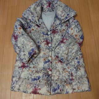 ドゥクラッセ(DoCLASSE)の可憐な花柄ダウンコート　美品　ベージュ(ダウンコート)