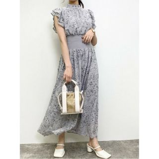 イング(INGNI)の新品 INGNI ウエストリブ 花柄シフォン フリルワンピース グレー サイズM(ロングワンピース/マキシワンピース)