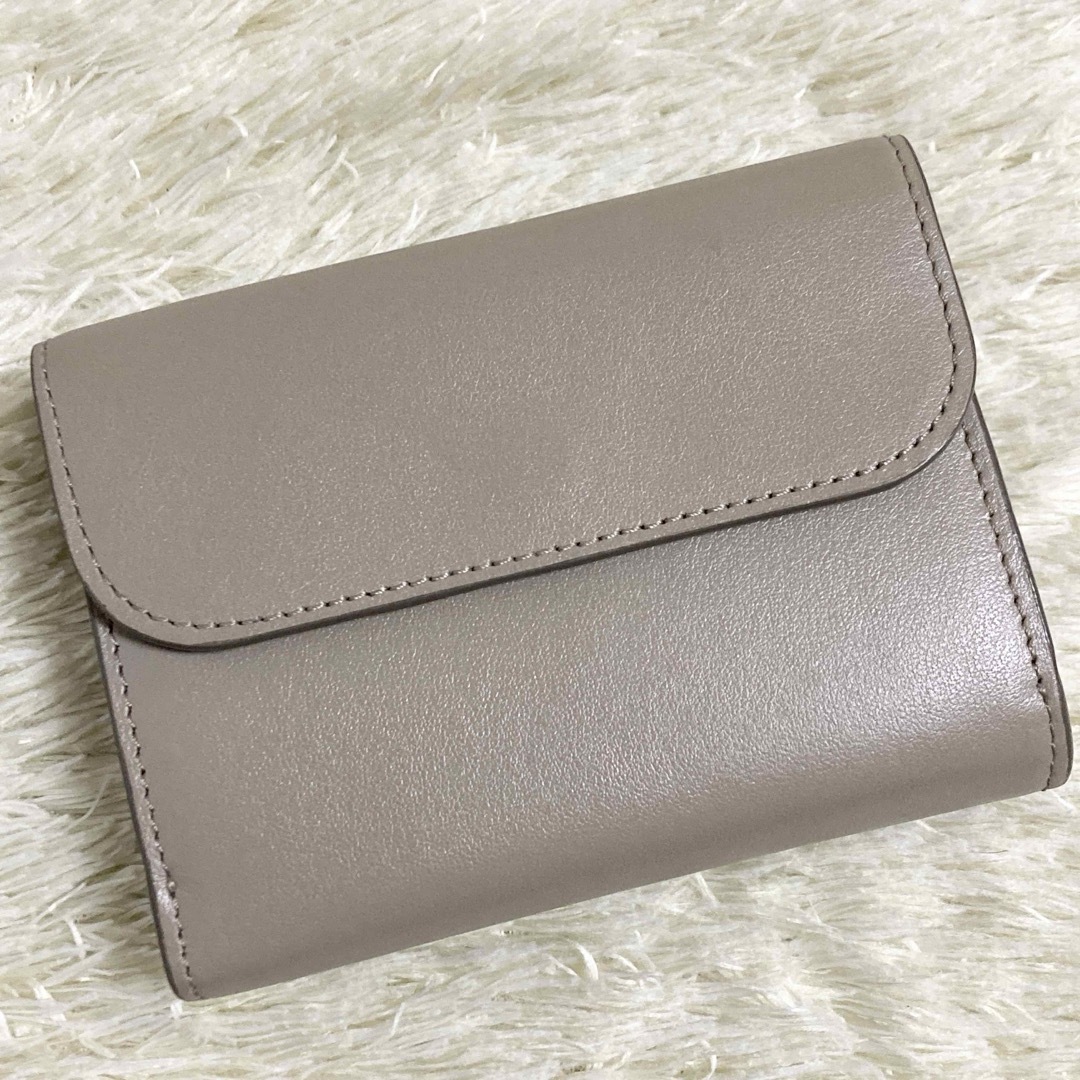 の小物部屋【極美品】Chloe 折り財布 トリフォールド C アルファベット グレージュ