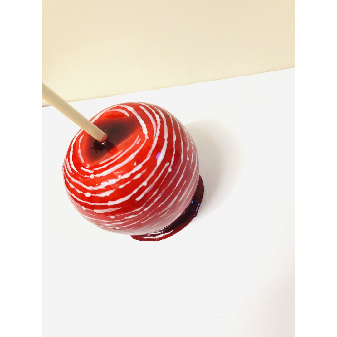 実物大　食品サンプル　りんご飴　ホワイトチョコ　イミテーション ハンドメイドのインテリア/家具(インテリア雑貨)の商品写真