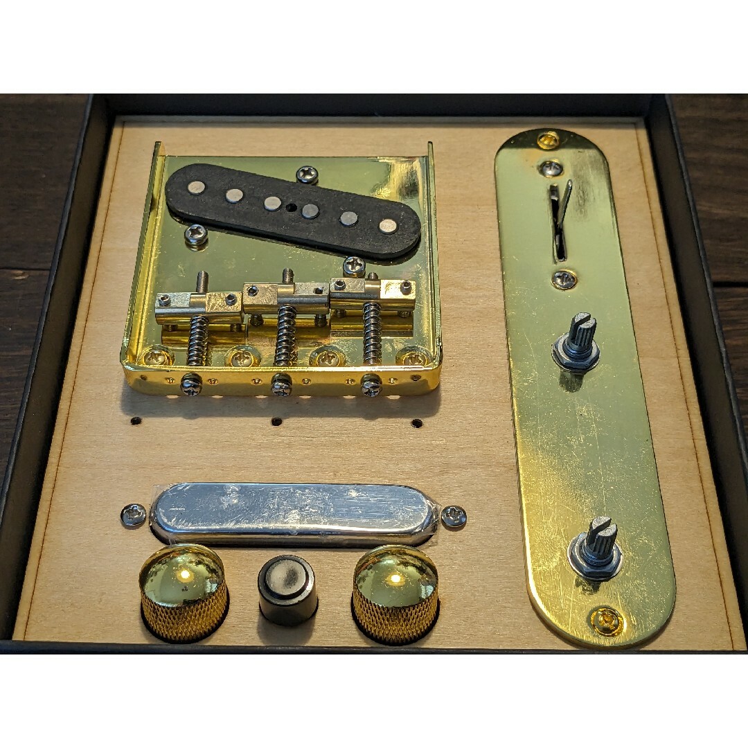 アルニコV　ピックアップ　メタルプレート　アセンブリ　セット　ゴールド 楽器のギター(パーツ)の商品写真