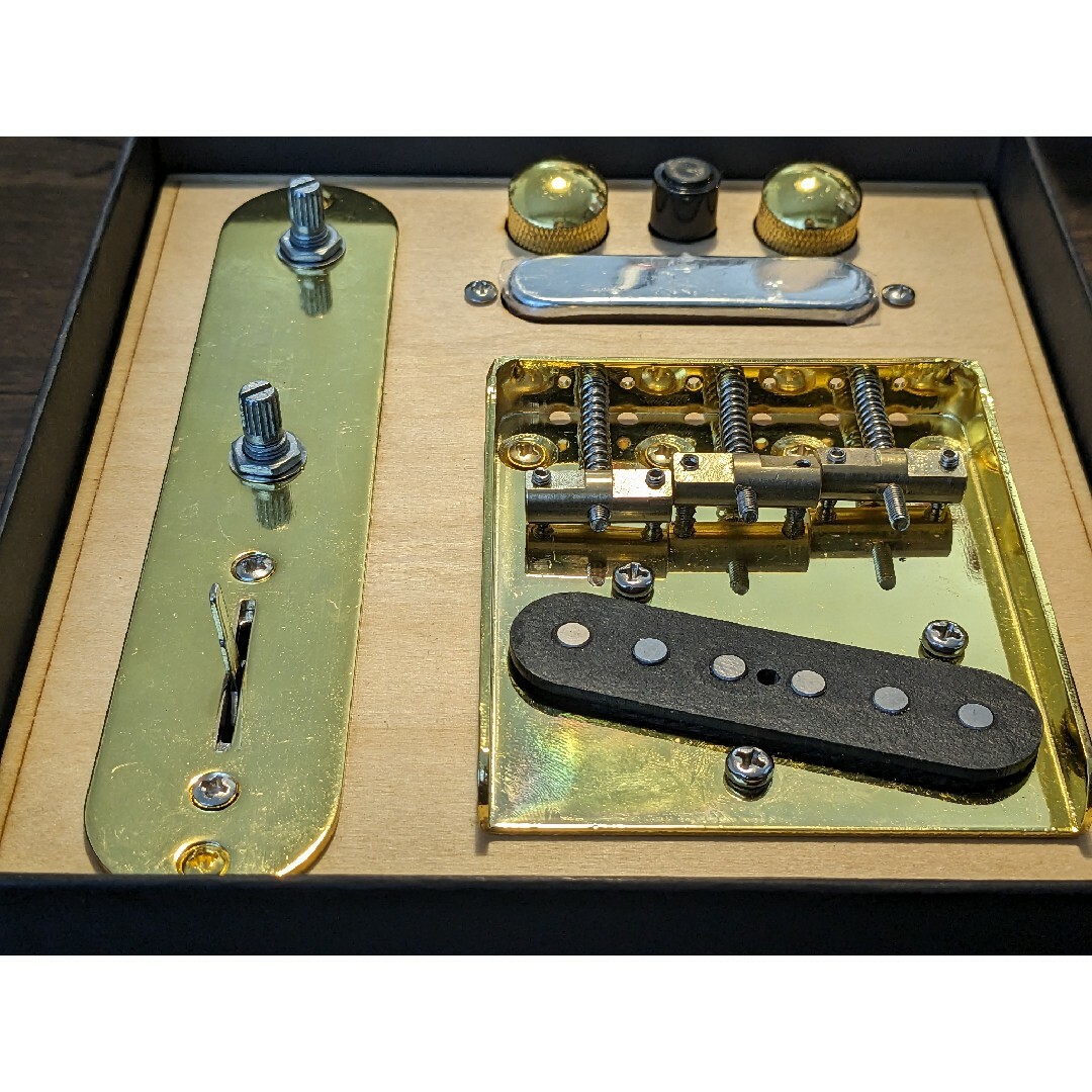アルニコV　ピックアップ　メタルプレート　アセンブリ　セット　ゴールド 楽器のギター(パーツ)の商品写真