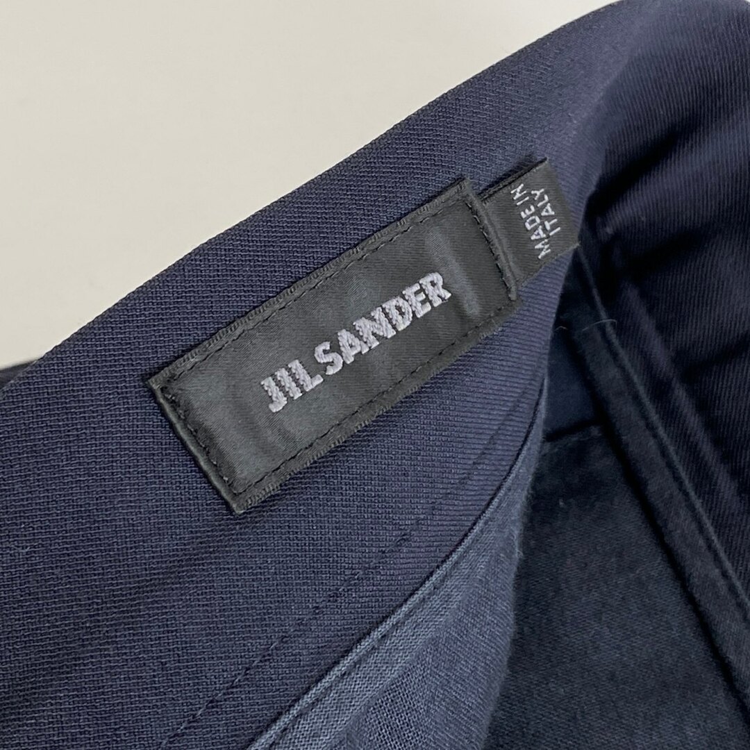 Jil Sander(ジルサンダー)の39a21-2 JIL SANDER ジルサンダー イタリア製 コットンナイロン テーパード トラウザーパンツ ボトム スラックスパンツ LM510131 48 ネイビー コットンツイル ナイロン メンズのパンツ(スラックス)の商品写真