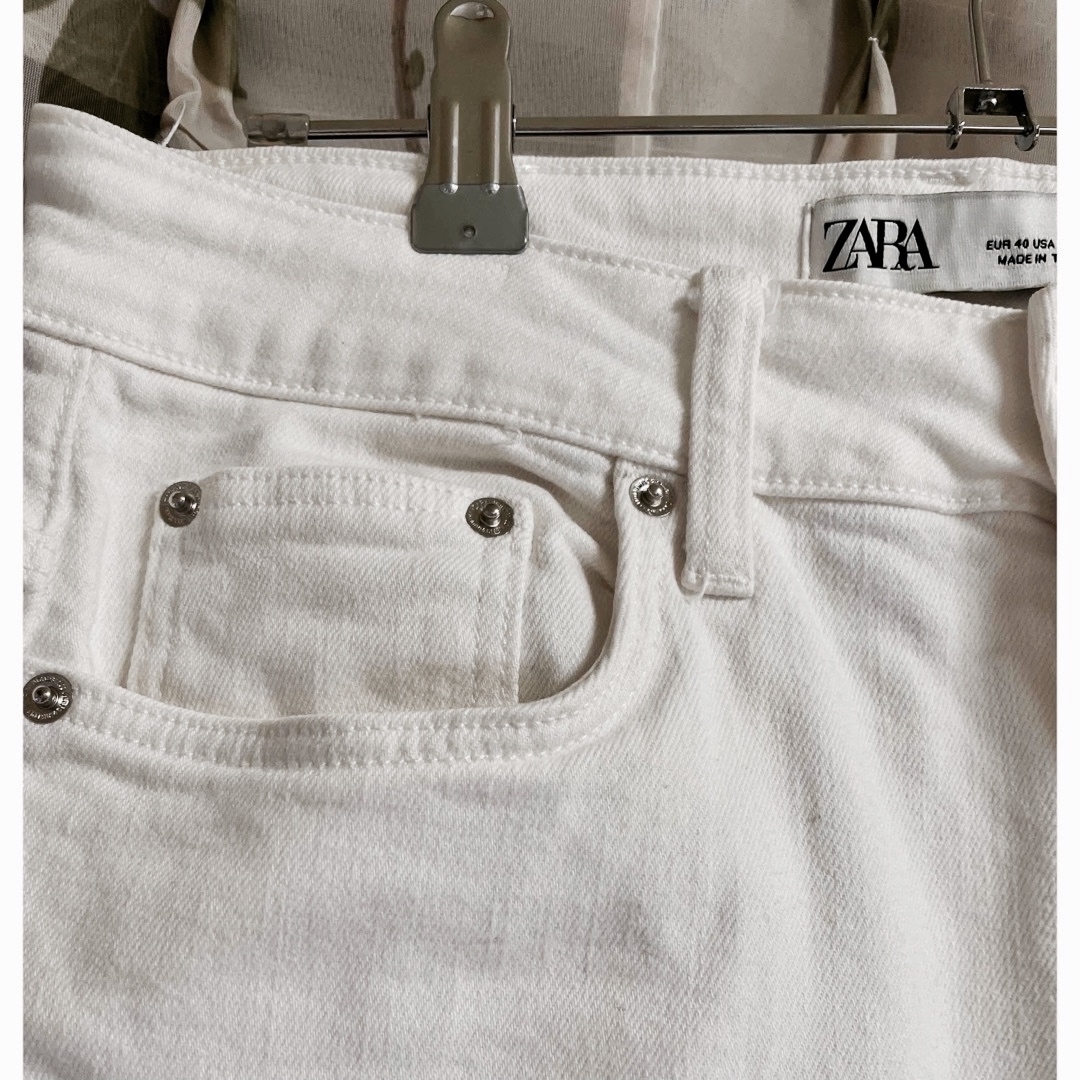 ZARA(ザラ)の【一度のみ着用】ZARA 白デニム　パンツ　ジーンズ レディースのパンツ(デニム/ジーンズ)の商品写真