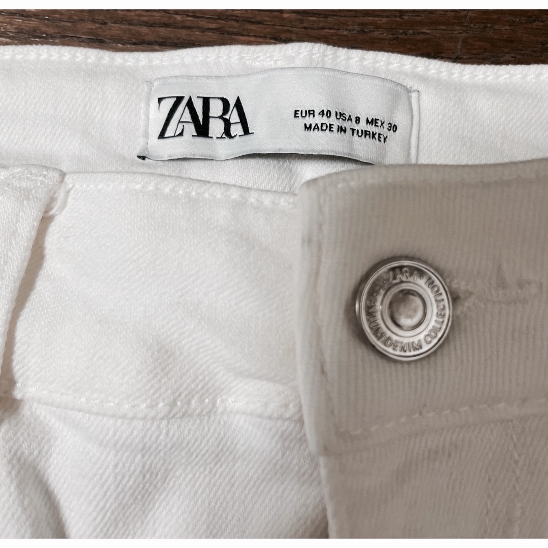 ZARA(ザラ)の【一度のみ着用】ZARA 白デニム　パンツ　ジーンズ レディースのパンツ(デニム/ジーンズ)の商品写真