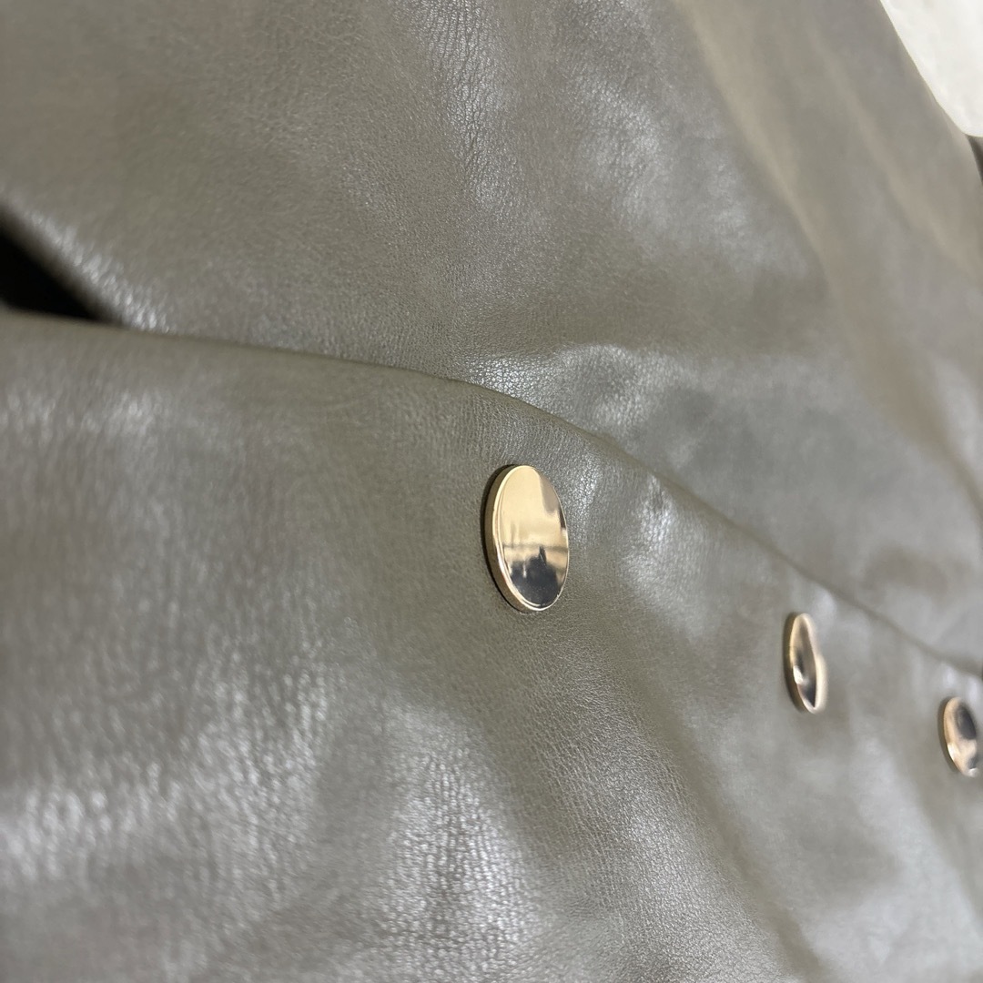 ZARA レザー フリル ベスト 金ボタン M ダークカーキ レディースのジャケット/アウター(その他)の商品写真