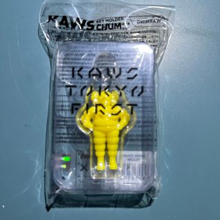 メディコムトイ(MEDICOM TOY)のKAWS TOKYO FIRST KEYHOLDER （イエロー）黄色(キーホルダー)