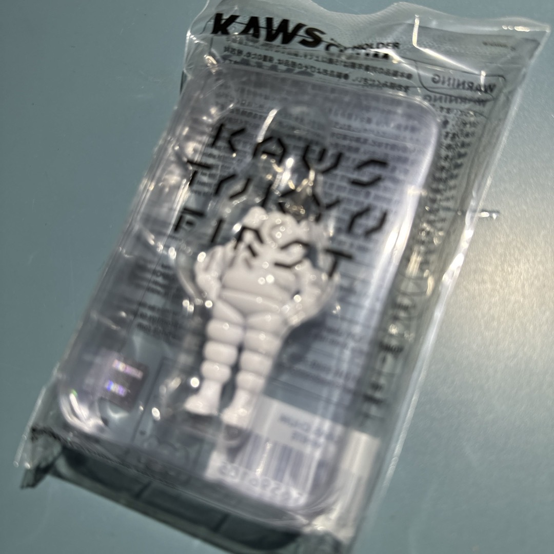 MEDICOM TOY(メディコムトイ)のKAWS TOKYO FIRST KEYHOLDER （ホワイト）白色 メンズのファッション小物(キーホルダー)の商品写真