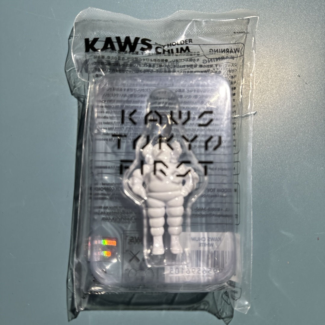 MEDICOM TOY(メディコムトイ)のKAWS TOKYO FIRST KEYHOLDER （ホワイト）白色 メンズのファッション小物(キーホルダー)の商品写真