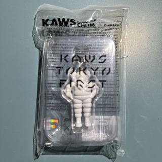 メディコムトイ(MEDICOM TOY)のKAWS TOKYO FIRST KEYHOLDER （ホワイト）白色(キーホルダー)