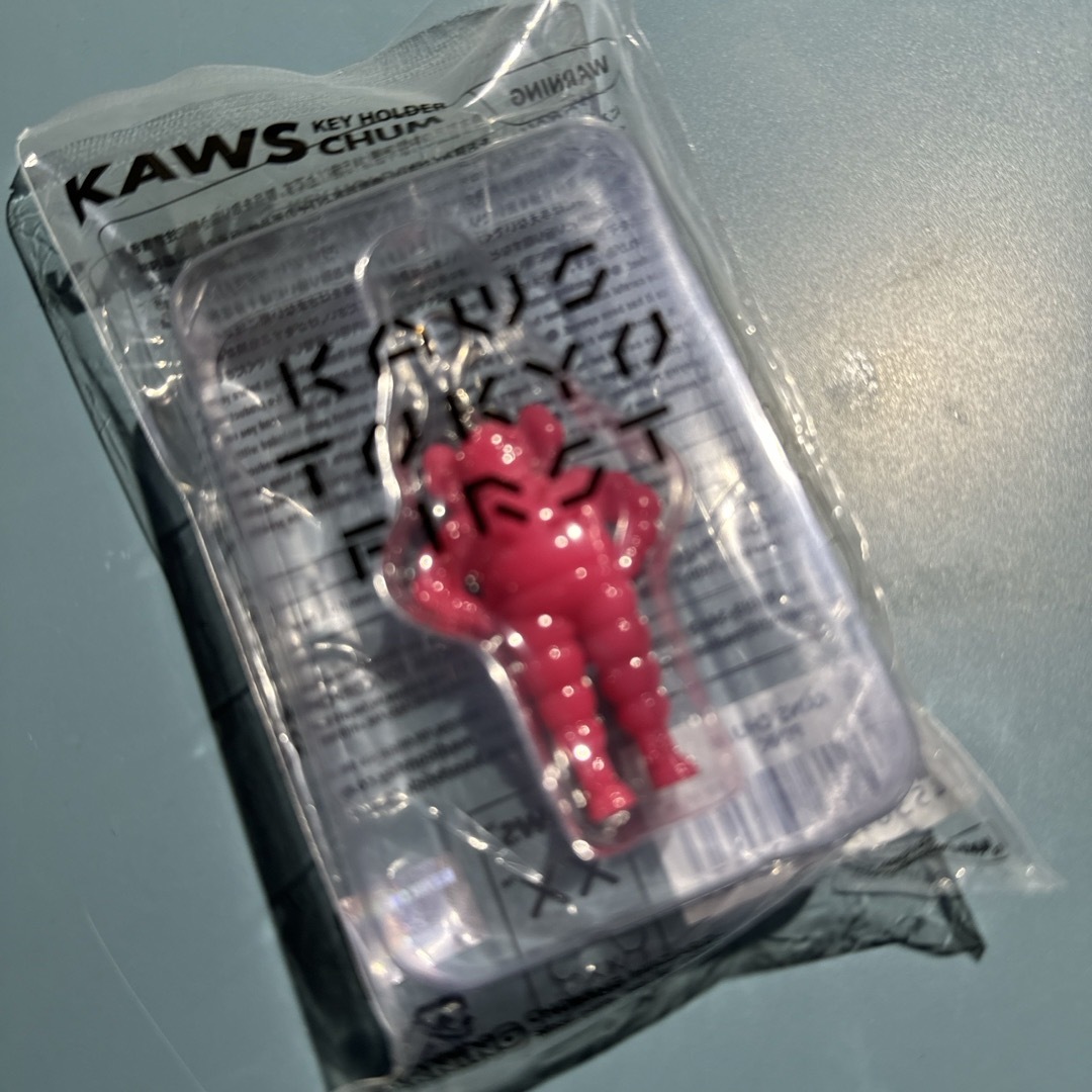 MEDICOM TOY(メディコムトイ)のKAWS TOKYO FIRST KEYHOLDER ピンク メンズのファッション小物(キーホルダー)の商品写真