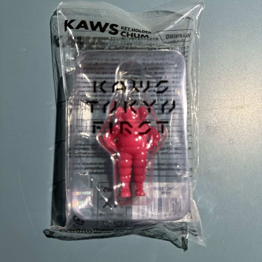 MEDICOM TOY(メディコムトイ)のKAWS TOKYO FIRST KEYHOLDER ピンク メンズのファッション小物(キーホルダー)の商品写真