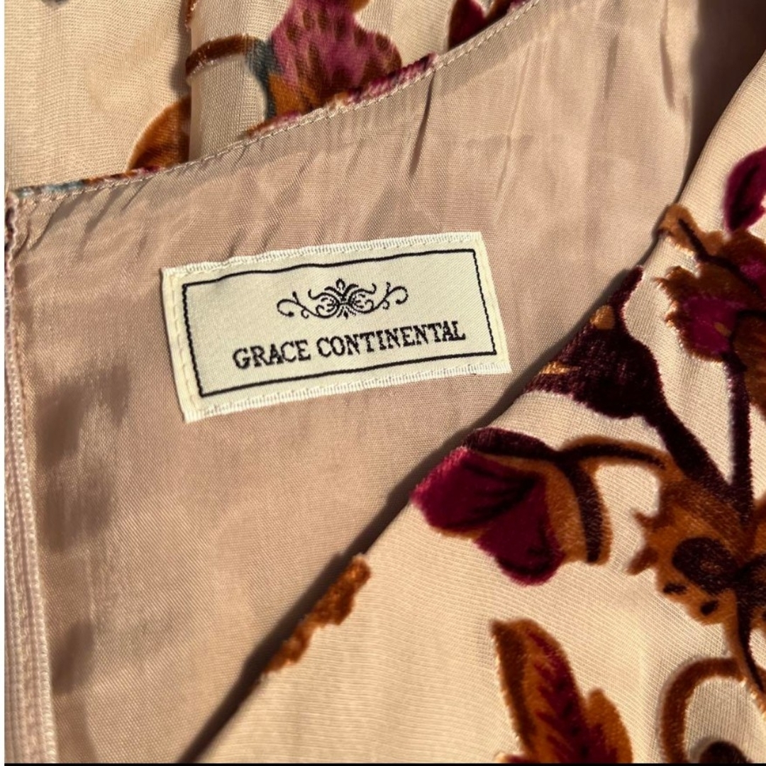 GRACE CONTINENTAL(グレースコンチネンタル)のGRACE CONTINENTAL 半袖　花柄　シルク　ワンピース レディースのワンピース(ひざ丈ワンピース)の商品写真