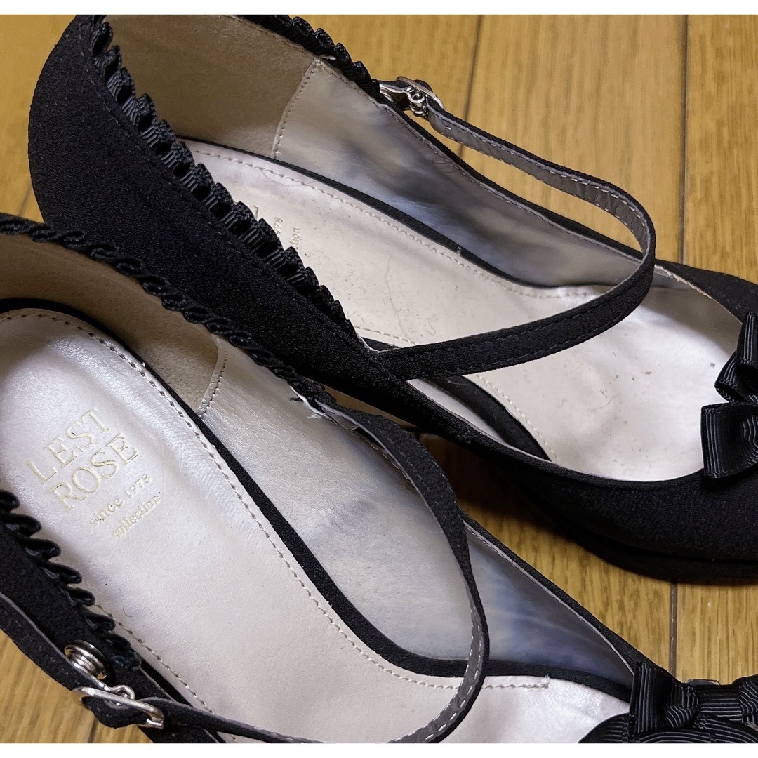 L'EST ROSE(レストローズ)のリボン取り外し可能　ブラックストラップ付きパンプス レディースの靴/シューズ(ハイヒール/パンプス)の商品写真