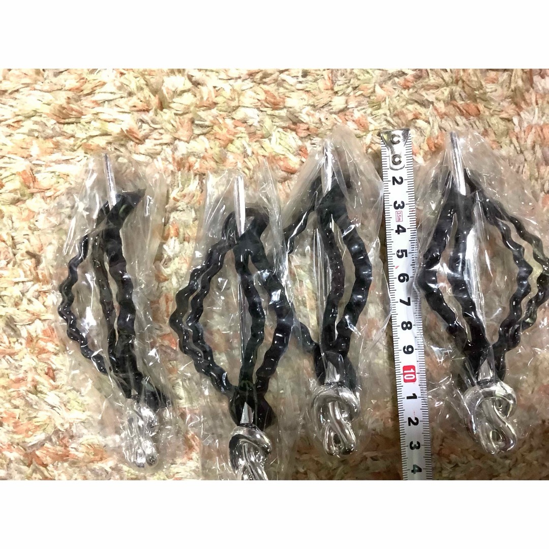 4つまとめ売り　ヘアクリップ　かん刺しタイプ　ブラック　ヘアピン　バレッタ　 レディースのヘアアクセサリー(バレッタ/ヘアクリップ)の商品写真