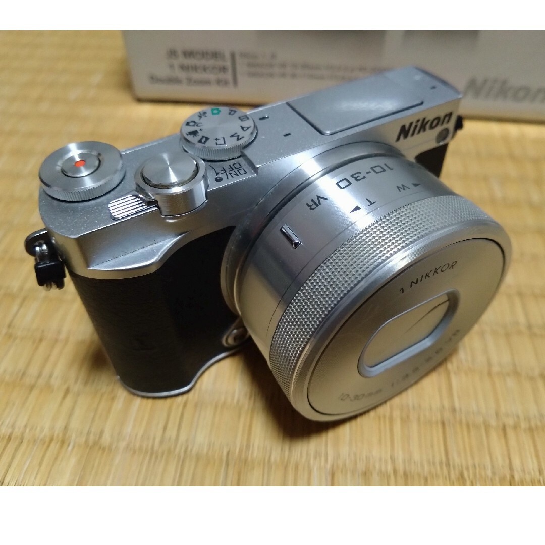 Nikon(ニコン)のミラーレス一眼　Nikon1 J5シルバー　10-30mm付き　オマケあり スマホ/家電/カメラのカメラ(ミラーレス一眼)の商品写真