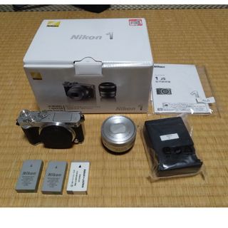 ニコン(Nikon)のミラーレス一眼　Nikon1 J5シルバー　10-30mm付き　オマケあり(ミラーレス一眼)