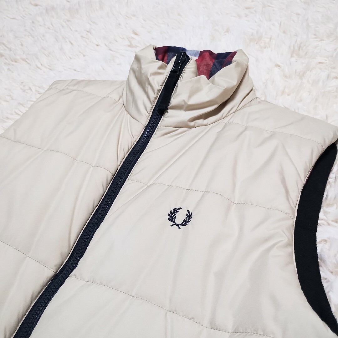 FRED PERRY(フレッドペリー)のフレッドペリー　リバーシブルダウンベスト　サーモライト　タータンチェック　L メンズのジャケット/アウター(ダウンベスト)の商品写真