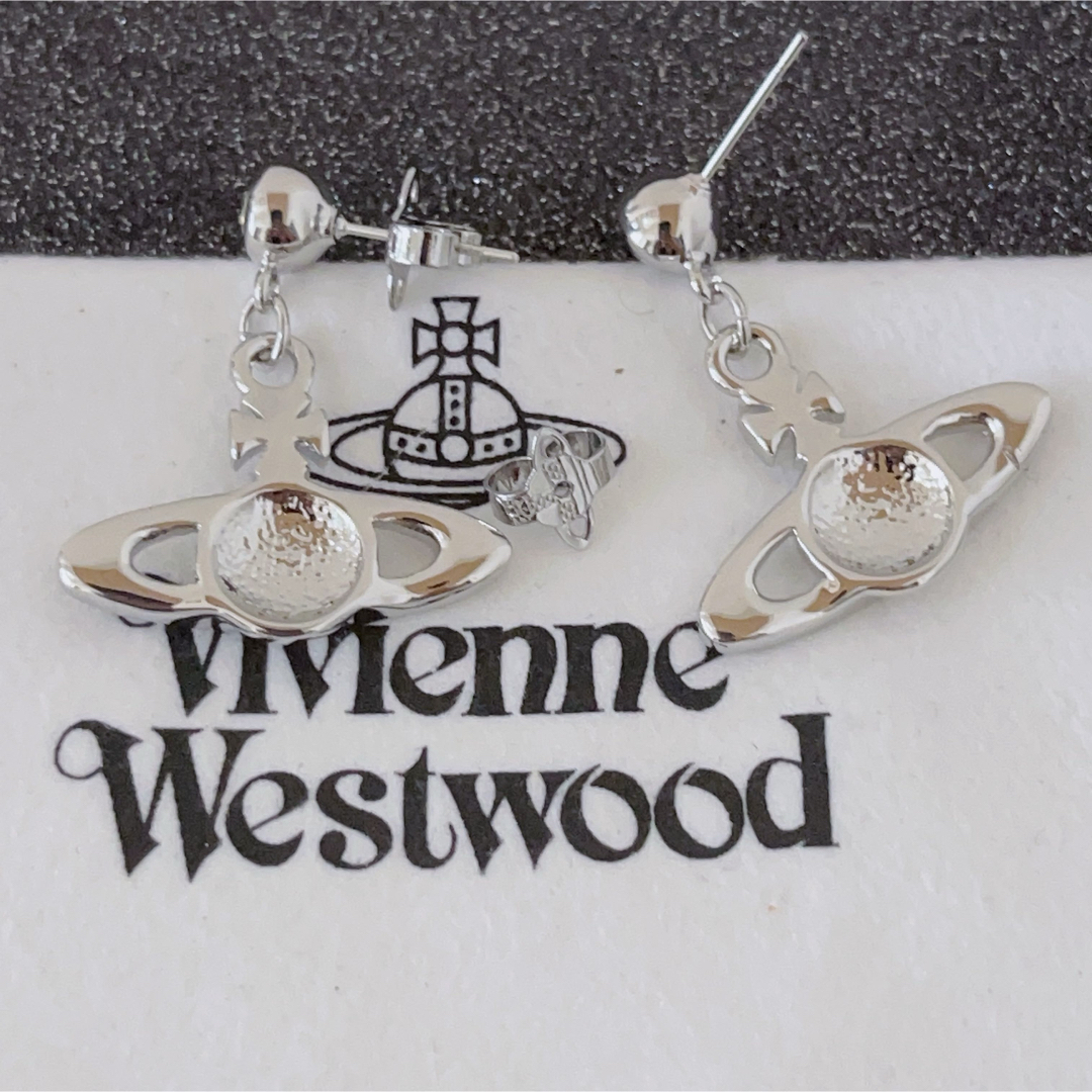 Vivienne Westwood(ヴィヴィアンウエストウッド)のヴィヴィアンウエストウッド　ミニバスレリーフピアス レディースのアクセサリー(ピアス)の商品写真