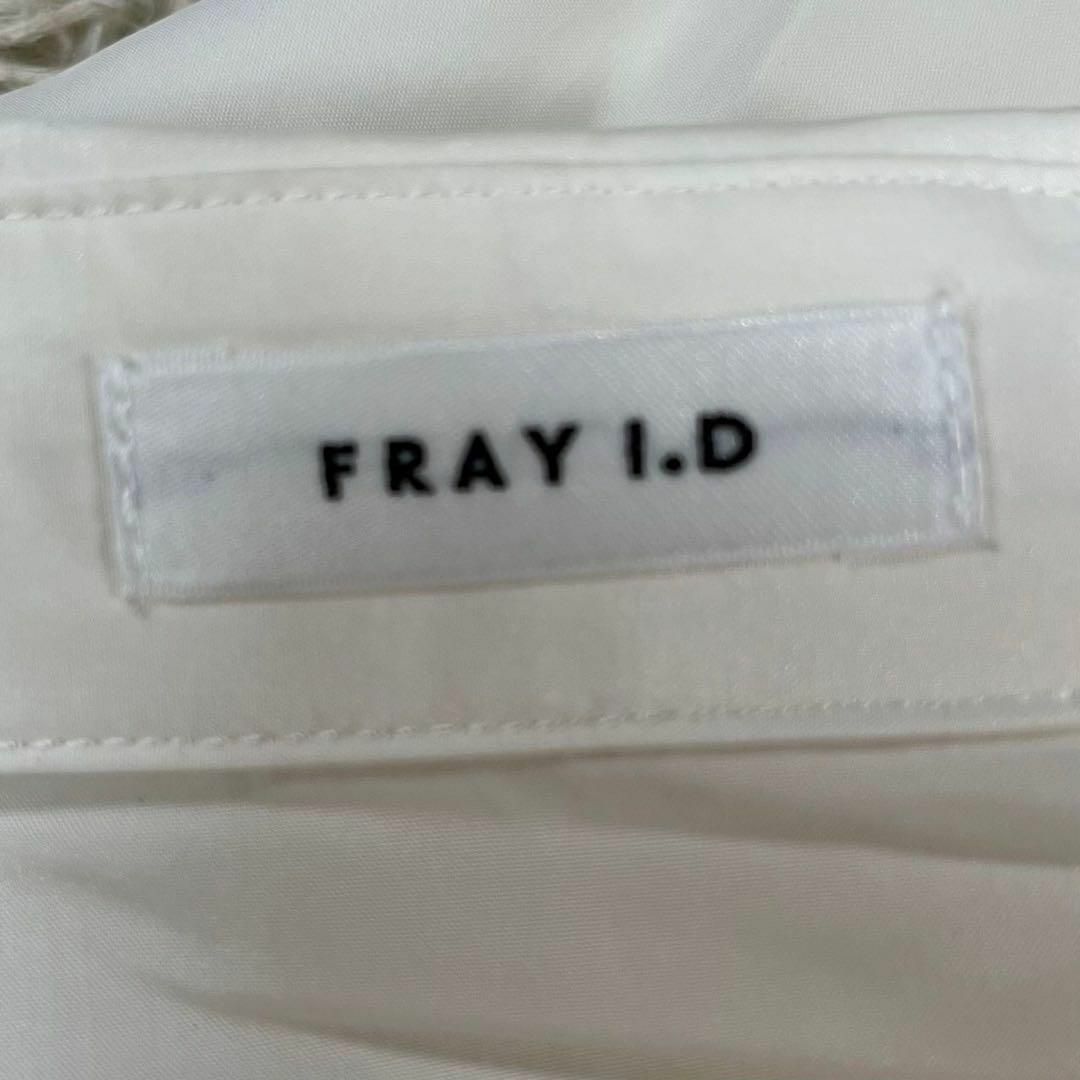 FRAY I.D(フレイアイディー)のFRAY I.D (XS) 小さいサイズ 襟元パールデザイン シャツ ホワイト レディースのトップス(シャツ/ブラウス(長袖/七分))の商品写真