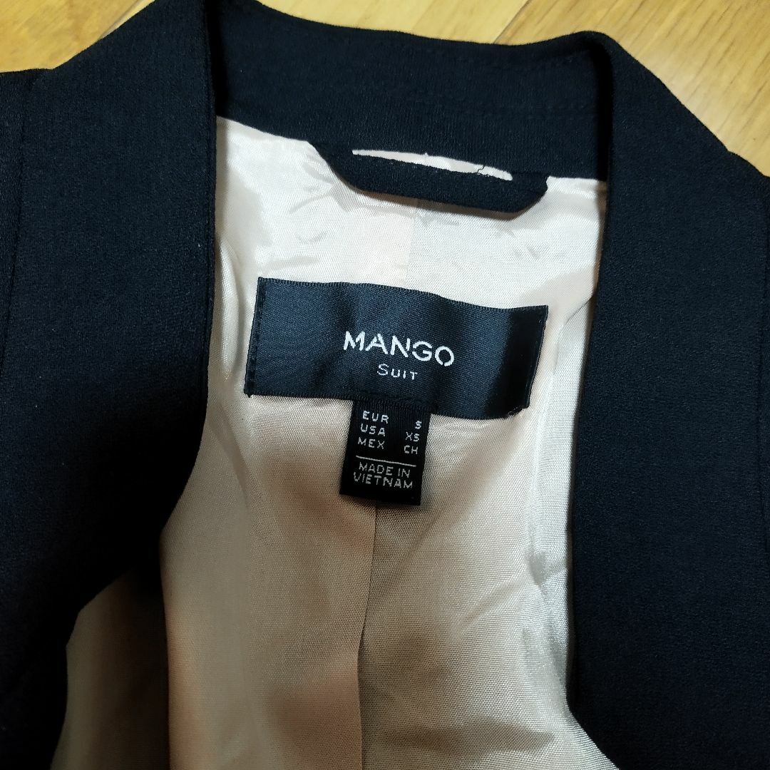MANGO(マンゴ)の新品　MANGO　マンゴー　Sサイズ　ブラックジャケット　黒　卒業式　式服　礼服 レディースのジャケット/アウター(テーラードジャケット)の商品写真