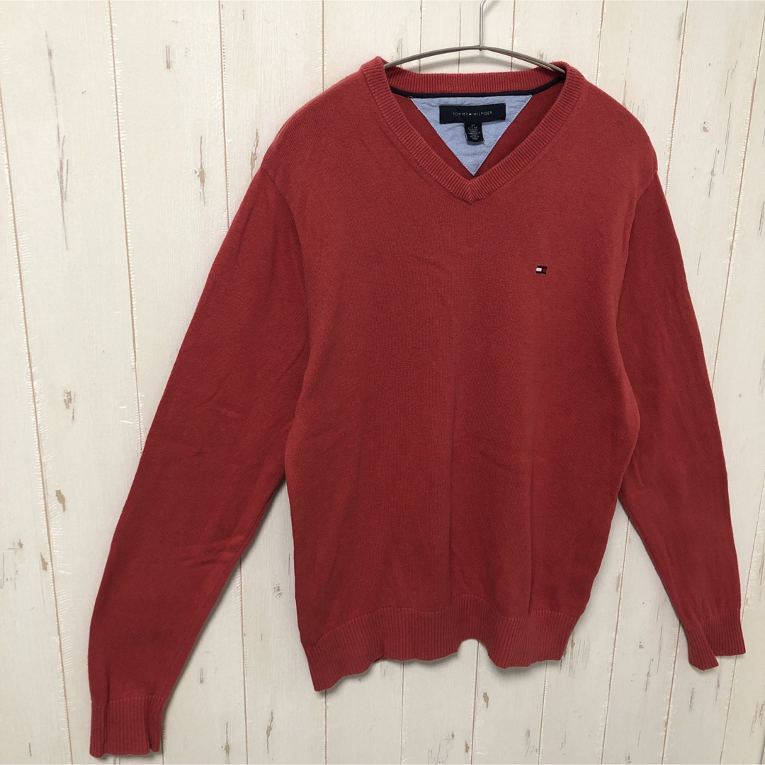 TOMMY HILFIGER(トミーヒルフィガー)のトミーヒルフィガー Vネック ニット セーター 赤 XS ワンポイントロゴ 古着 メンズのトップス(ニット/セーター)の商品写真