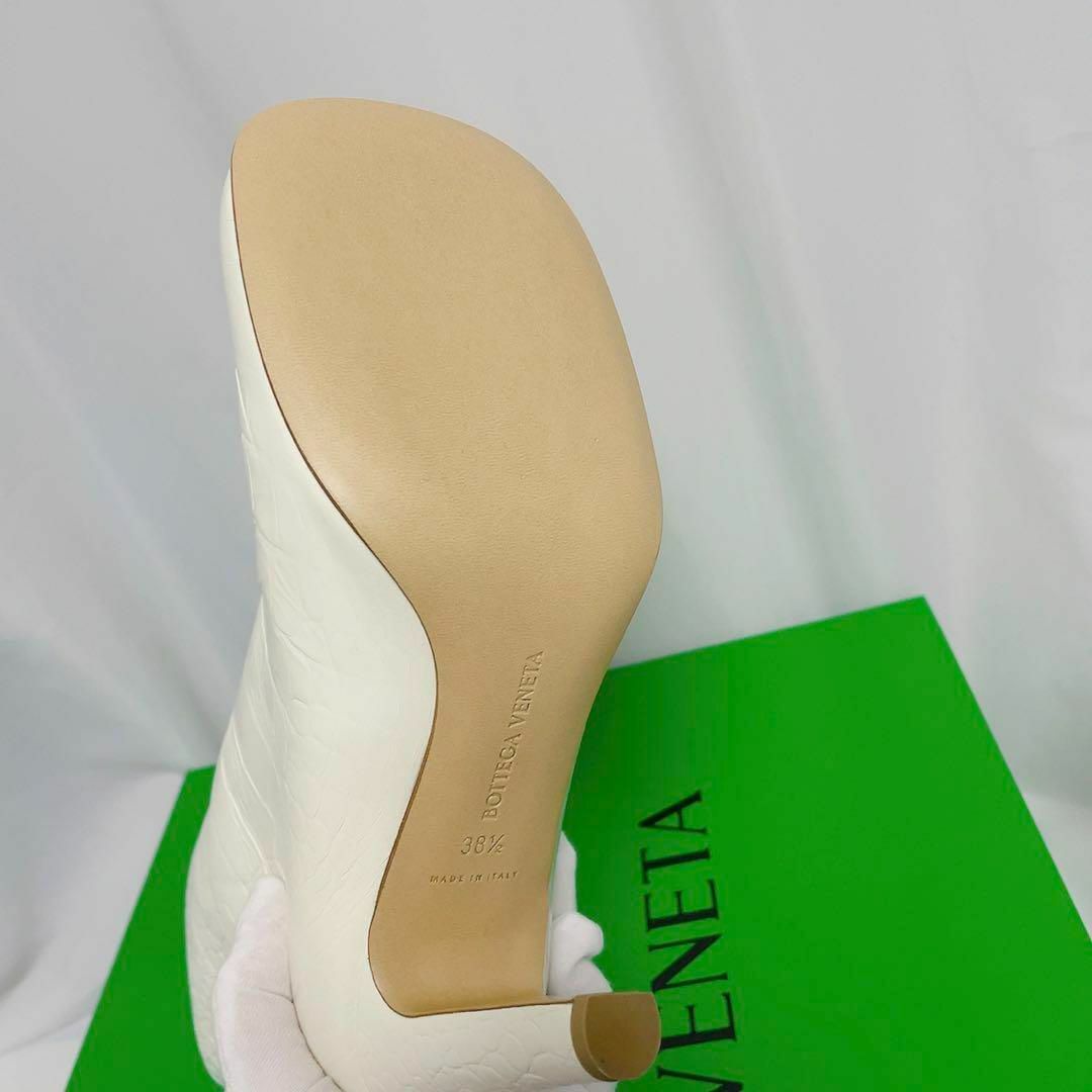 Bottega Veneta(ボッテガヴェネタ)のBottega Veneta ボッテガ ブロックブーツ エンボスレザー 新品 白 レディースの靴/シューズ(ブーツ)の商品写真