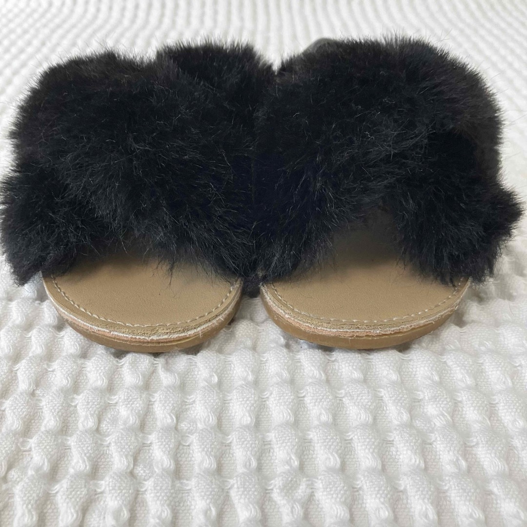 ZARA KIDS(ザラキッズ)のファー　サンダル　ugg 黒　韓国　大人　キッズ　17 ZARA ザラ キッズ/ベビー/マタニティのキッズ靴/シューズ(15cm~)(サンダル)の商品写真