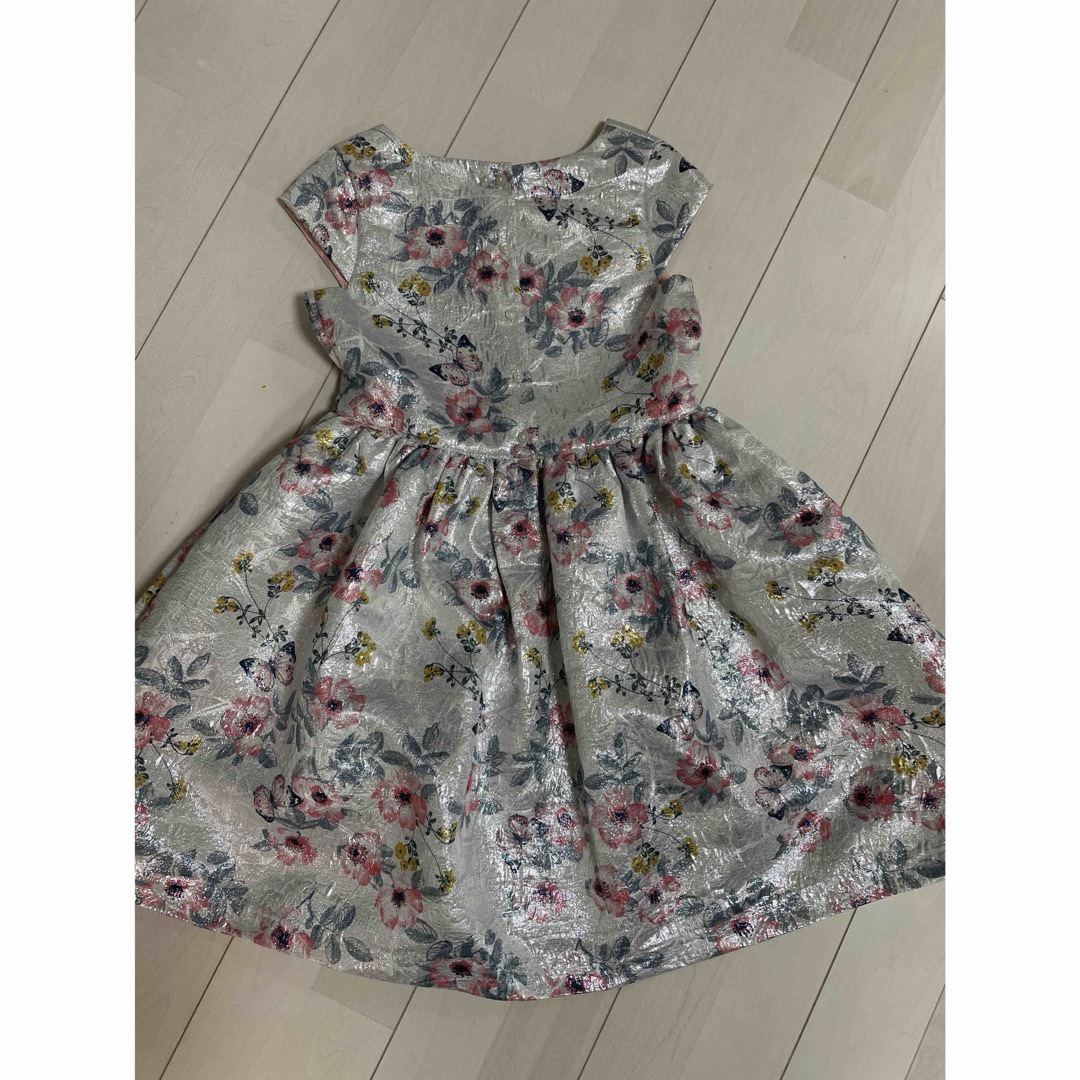 H&M(エイチアンドエム)のH&M 140ドレス　シルバー✖️花✖️蝶々 キッズ/ベビー/マタニティのキッズ服女の子用(90cm~)(ドレス/フォーマル)の商品写真