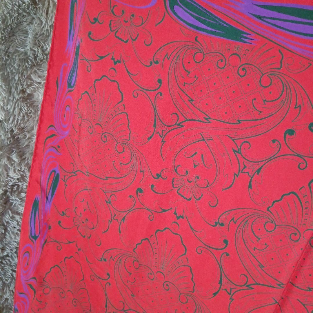 バンダナ/スカーフⅠ19超美品　ジャンニヴェルサーチェ　シルク　スカーフ　花柄　ペイズリー　赤×紫