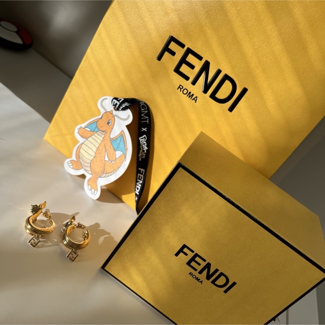 宜しくお願いしますFENDI x FRGMT x POKÉMON ゴールドカラーメタル ピアス