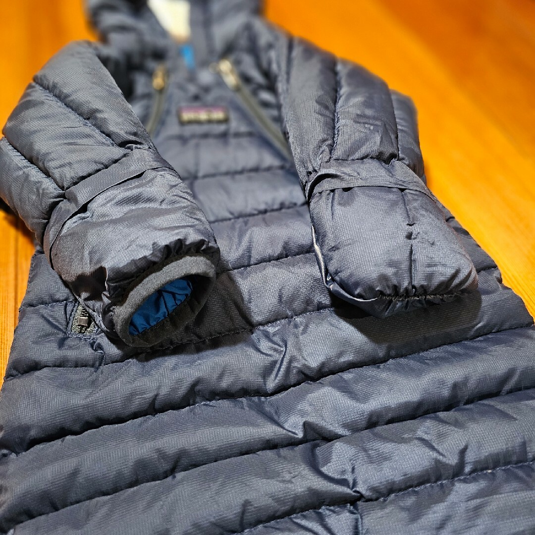 patagonia(パタゴニア)のPatagonia ダウン 防寒 ジャンプスーツ カバーオール OM 60サイズ キッズ/ベビー/マタニティのベビー服(~85cm)(ジャケット/コート)の商品写真