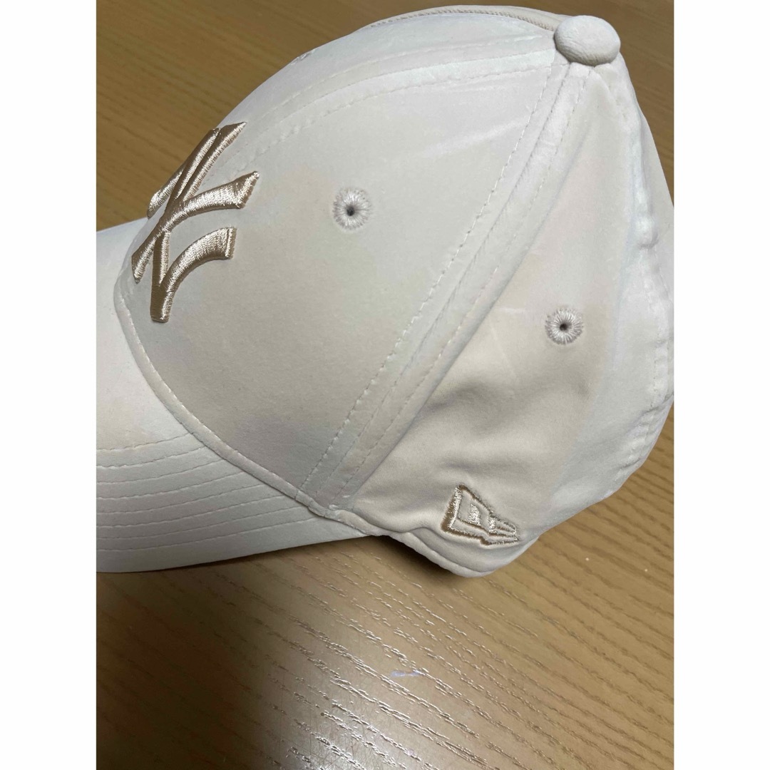 NEW ERA(ニューエラー)のニューエラ　ベロアキャップ　ベージュ レディースの帽子(キャップ)の商品写真