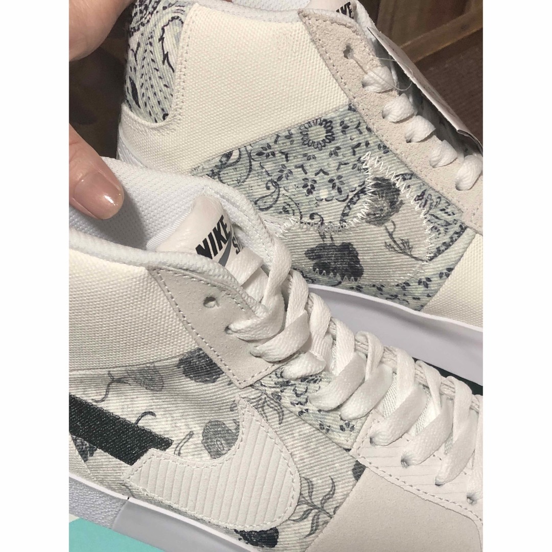 NIKE(ナイキ)のNike SB Zooom Blazer Mid Floral White メンズの靴/シューズ(スニーカー)の商品写真