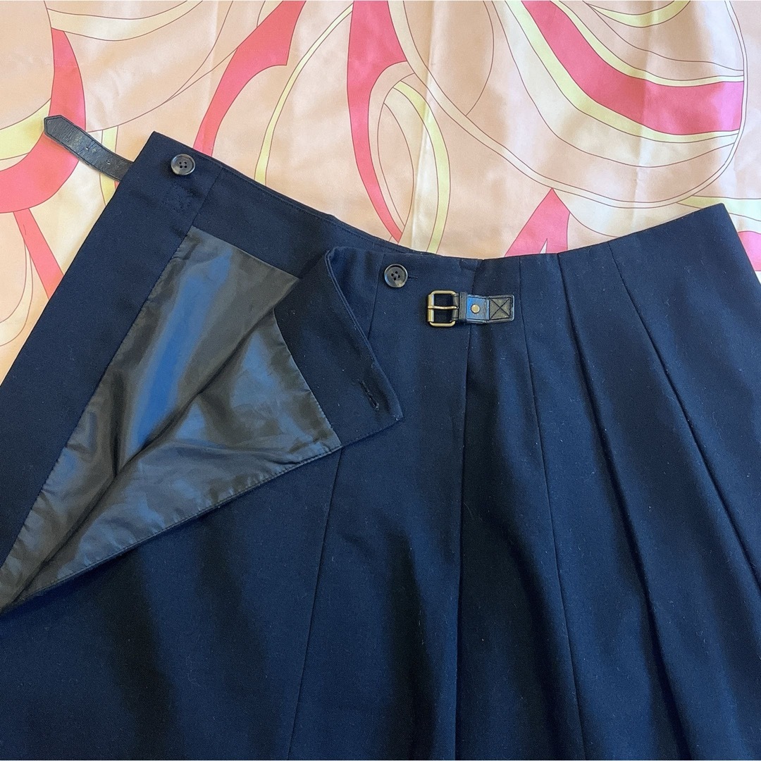 UNIQLO(ユニクロ)のユニクロ♡ 革バックルポイントラップースカート　黒 レディースのスカート(ミニスカート)の商品写真