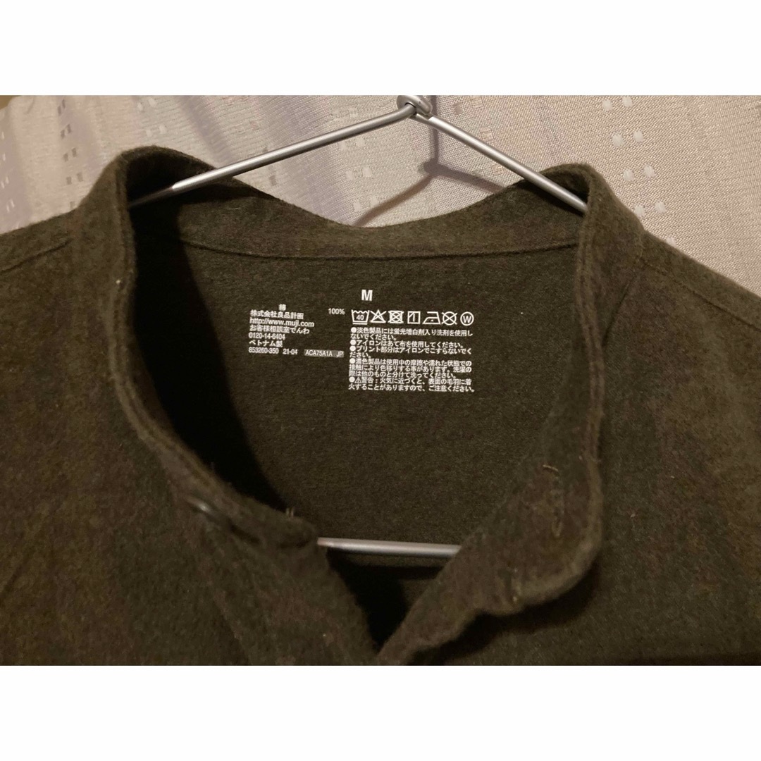 MUJI (無印良品)(ムジルシリョウヒン)の 【新品】無印良品　ノーカラー ネルシャツ M カーキ メンズのトップス(シャツ)の商品写真