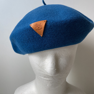 イルビゾンテ(IL BISONTE)のイルビゾンテ ベレー帽 ブルー ロゴレザーパッチ ILBISONTE 刺繍(ハンチング/ベレー帽)